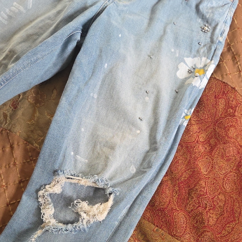 Trendy Distressed Women's Boyfriend Jeans - Picture 6 of 7
